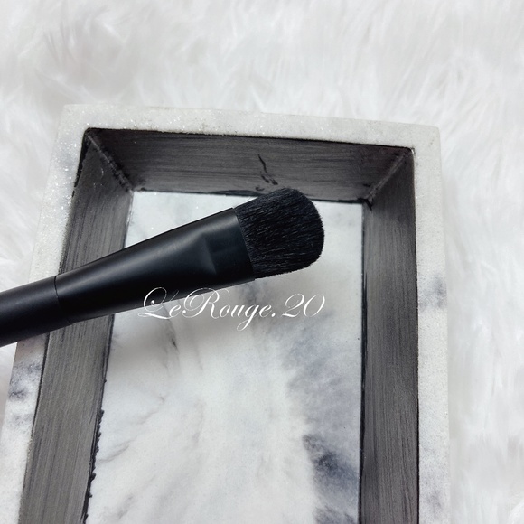 Nars #41 Diffusing eyeshadow Brush - Picture 2 of 3